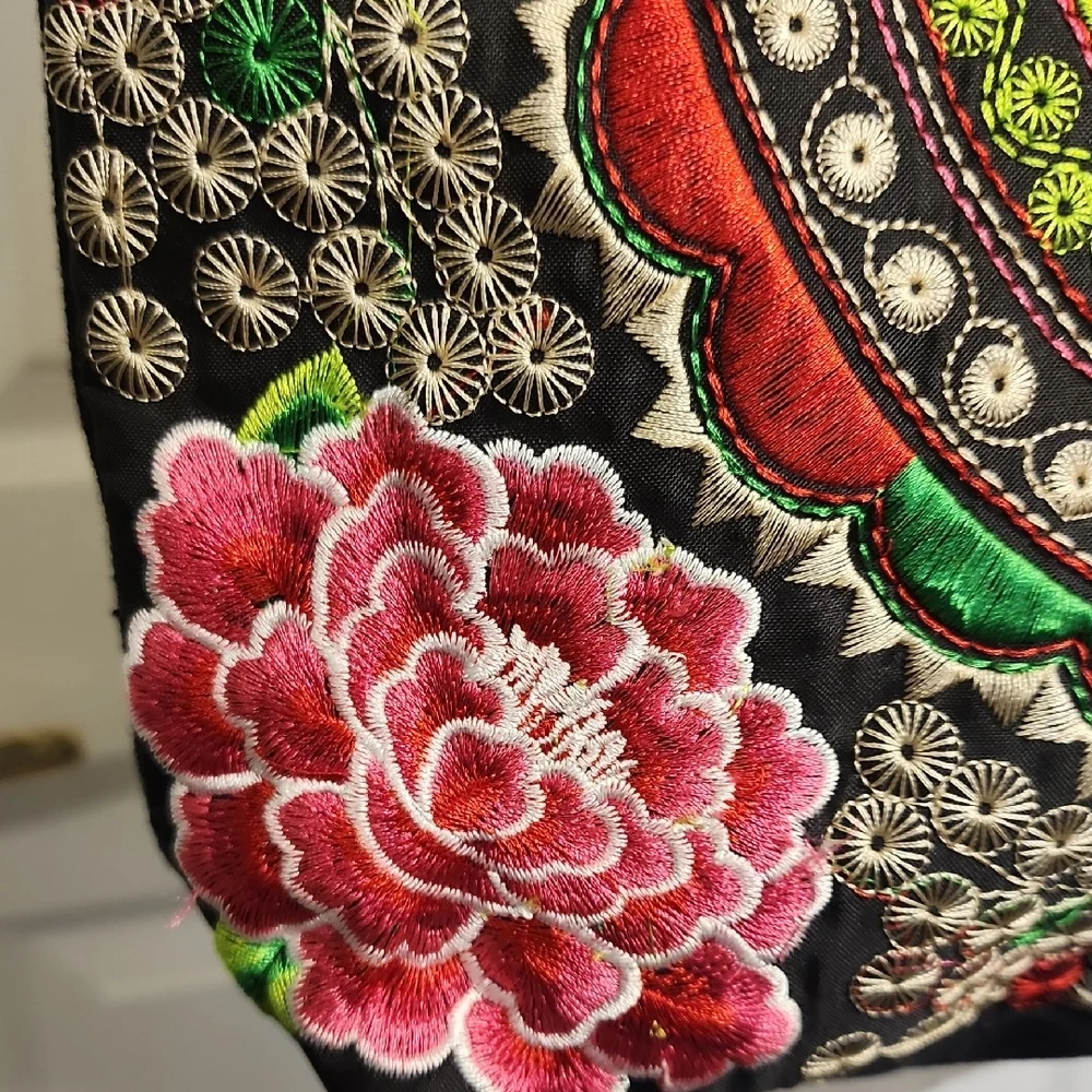 Elegant Mexican Black Floral Embroidered Shoulder Bag. - Picture 4 of 12